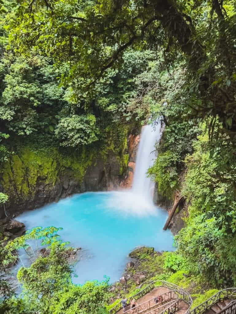 rio celeste la fortuna costa rica